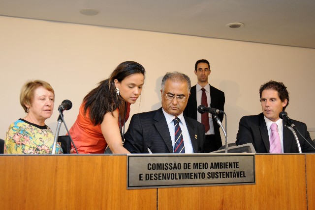 Gustavo Corrêa (à dir.) apresentou substitutivo propondo que PL passe a alterar lei que dispõe sobre meio ambiente