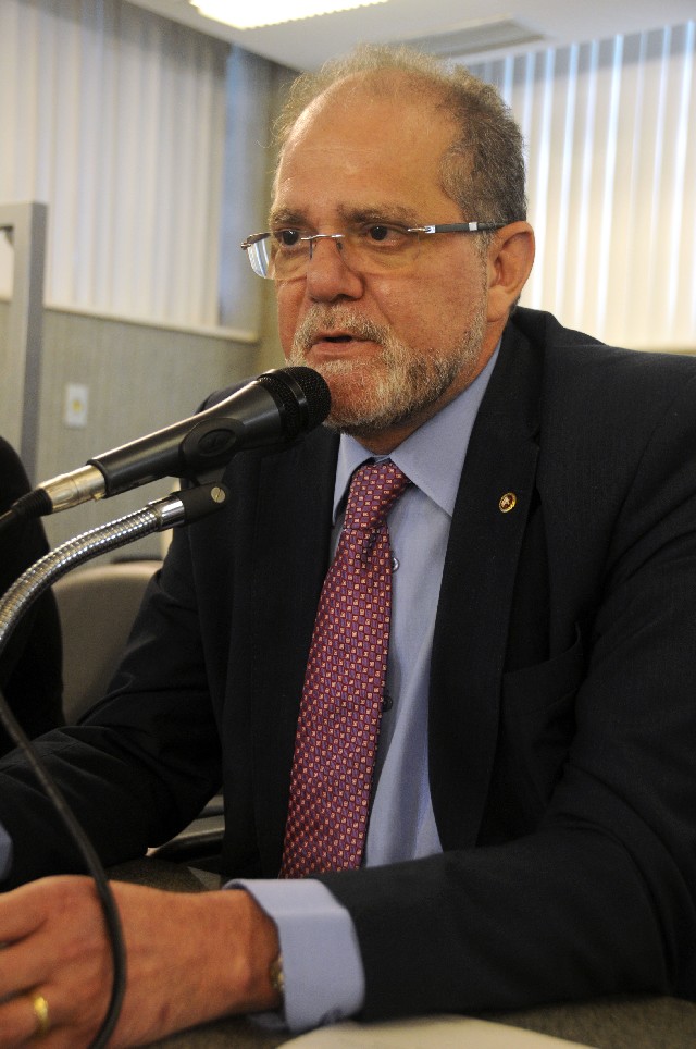 Bertolo Oliveira sugeriu vincular o pagamento da bolsa a um programa social já em curso