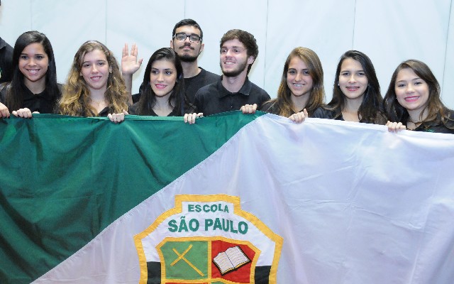 Estudantes da escola participaram da solenidade de homenagem