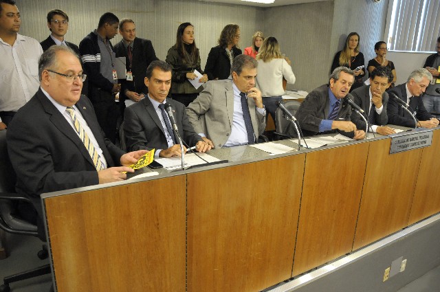 Parlamentares também se dividem quanto ao projeto