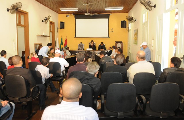 Plenário da Câmara Municipal de Ponte Nova recebeu ficou lotado para a reunião