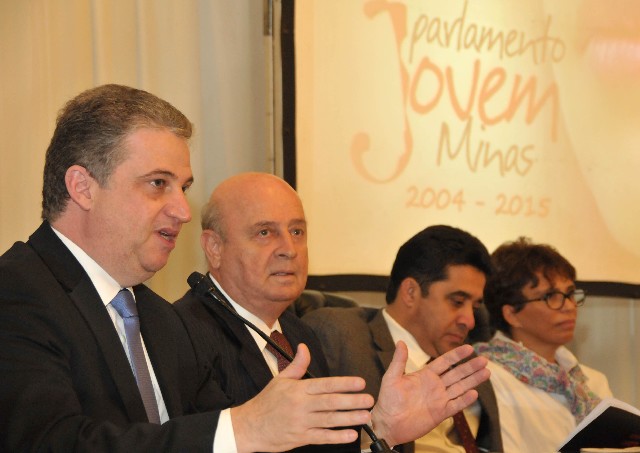 Deputados destacaram a contribuição do projeto na educação e na formação política dos jovens