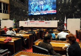 Participantes do encontro classificam como um retrocesso a redução da maioridade penal e a criação do Estatuto da Família, que tramitam no Congresso Nacional