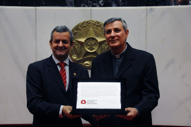 Dom José Lanza Neto (à direita) recebeu placa alusiva à homenagem da Assembleia