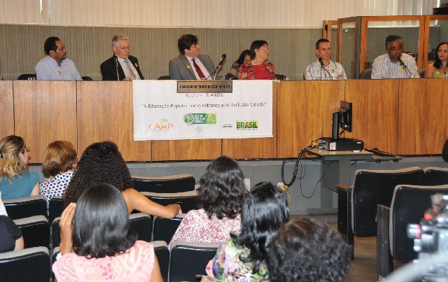 Deputados e convidados debatem a educação como instrumento para a participação popular e a inclusão social