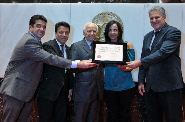 A placa alusiva à homenagem foi entregue ao presidente da entidade, Carlos Augusto de Araújo Cateb (centro)