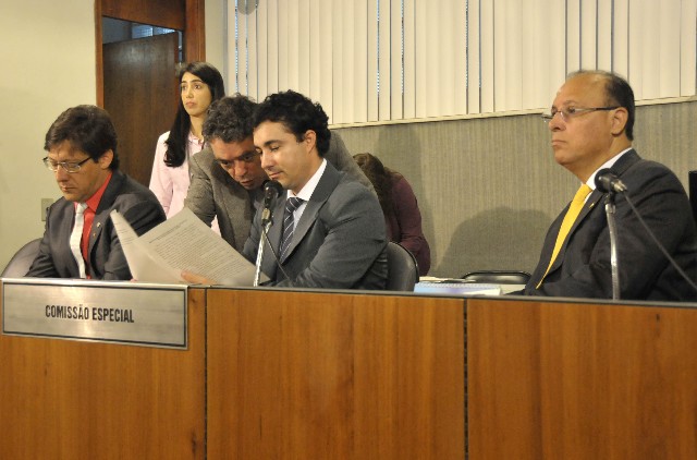 O deputado Cristiano Silveira (centro) foi responsável por emitir o parecer