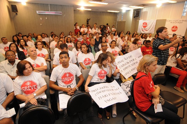 Servidores do TJMG, em greve desde o dia 13 de março, lotaram o Auditório da Assembleia de Minas nesta sexta (12)