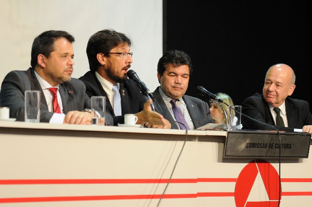 Angelo Oswaldo (à direita) disse que a pasta vai fazer um levantamento dos espaços que poderiam ser aproveitados
