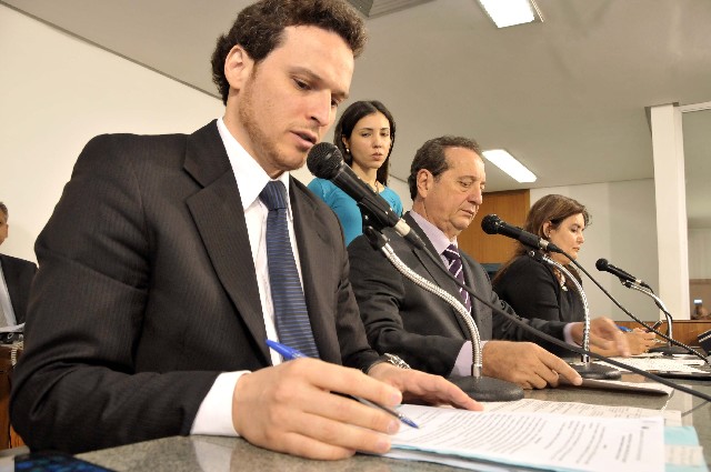 O deputado Fred Costa (à esq.) foi o relator dos PLs 725/11 e PL 3.354/12