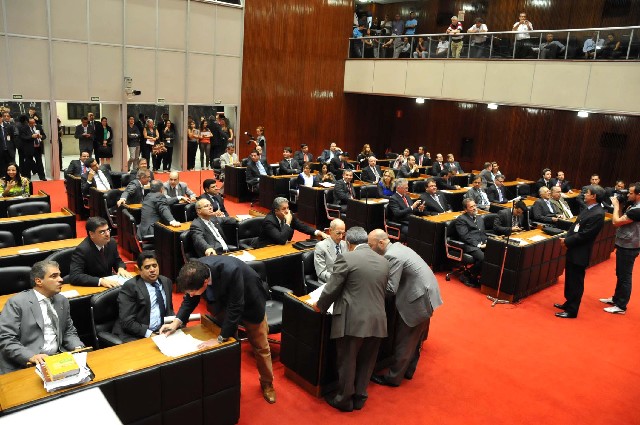 A aprovação da peça orçamentária se deu após muitas discussões entre deputados da base governista e da oposição