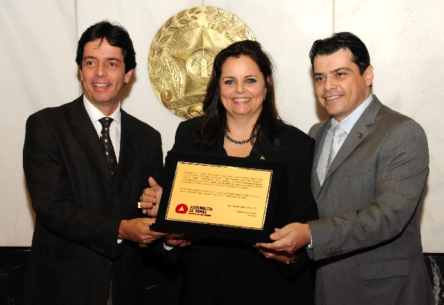 Placa alusiva à homenagem foi entregue à reitora do Unilavras, professora Christiane Amaral Lunkes