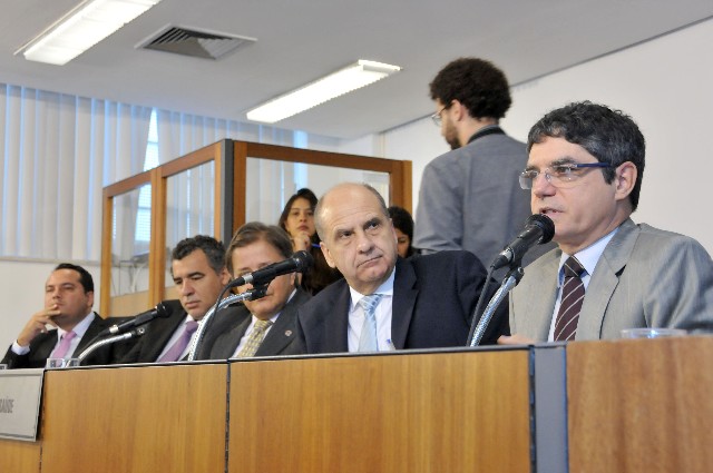 Segundo Santos (à direita), o compromisso do governo é de dar continuidade aos programas em andamento