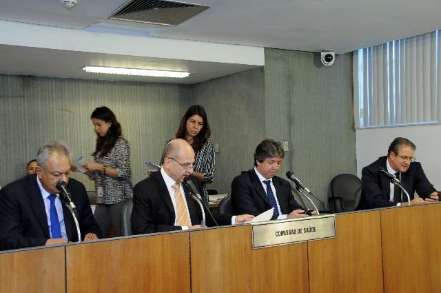 Parlamentares falaram sobre o uso dos recursos públicos na área da saúde no Brasil