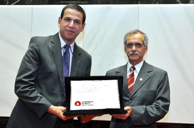 O coronel Sócrates Edgard dos Anjos (à direita) recebeu placa comemorativa em nome do Tribunal