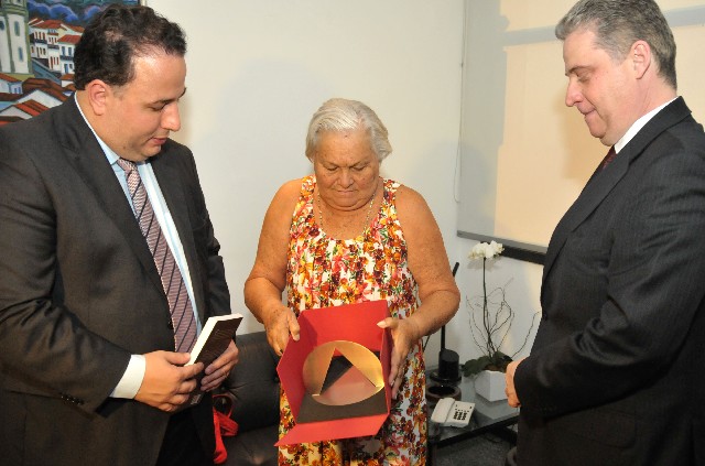 Visita de Maria Prestes à ALMG