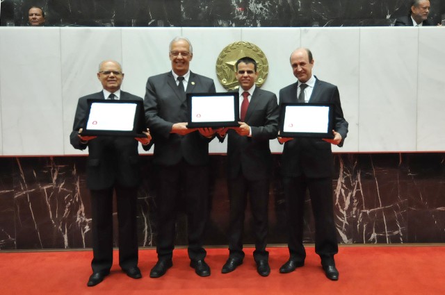 A homenagem atendeu a requerimento do deputado Fabiano Tolentino (2° da direita para a esquerda)