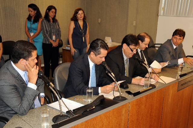 A movimentação nas comissões começou na manhã desta terça, com a Comissão de Minas e Energia