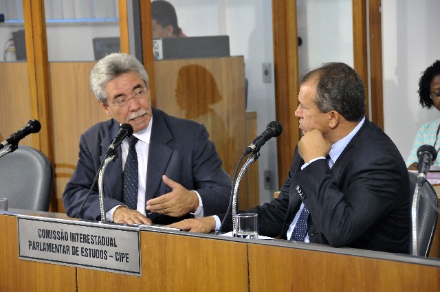 Adelmo Carneiro Leão (à esquerda) foi o autor do requerimento para a reunião