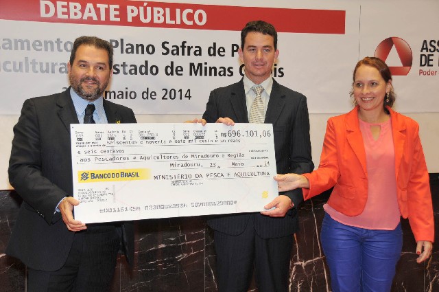 O ministro da Pesca e Agricultura, Eduardo Benedito Lopes (à esq.), entregou cartas de crédito a colônias de pescadores