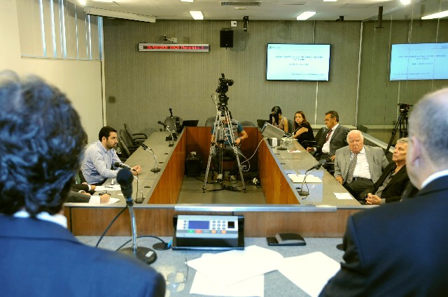 Representantes da Santa Casa de Belo Horizonte, do Hospital Luxemburgo e do Hospital da Baleia participaram de audiência da Comissão de Saúde
