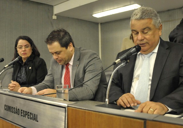Os deputados Glaycon Franco (centro) e Ivair Nogueira (à direita) foram eleitos, respectivamente, presidente e vice