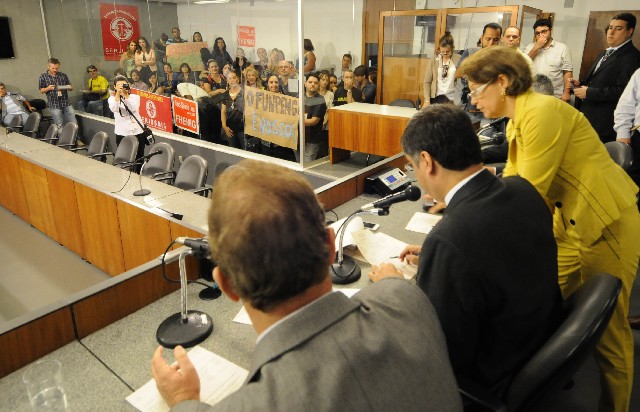 Os líderes sindicais e os servidores que acompanharam a reunião apoiaram as reivindicações da oposição