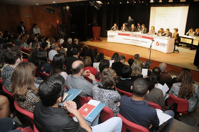 A importância do debate a respeito da legislação urbanística brasileira foi um dos assuntos discutidos pelos participantes