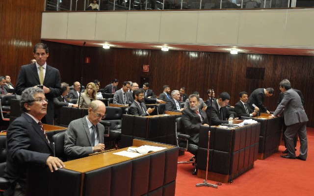 O projeto, apreciado pelo Plenário, trata de obras custeadas pelo poder público