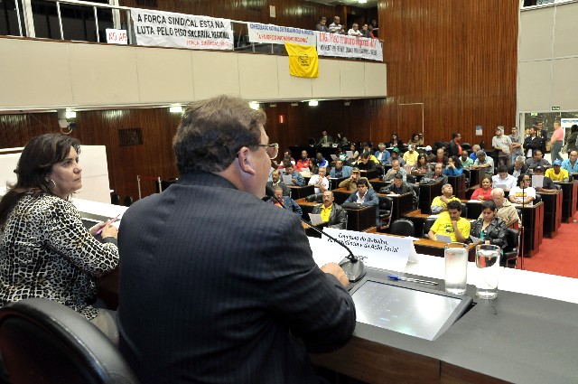 Reunião promovida pela Comissão do Trabalho mobilizou sindicalistas em torno do debate sobre o piso salarial regional