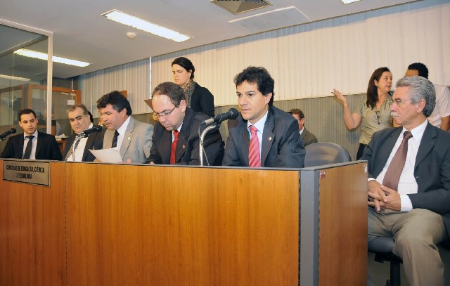 Na reunião, deputados também aprovaram requerimentos referentes a diversos assuntos