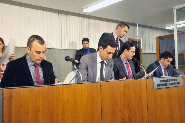 Deputados analisam projeto sobre venda de ingressos por cambistas