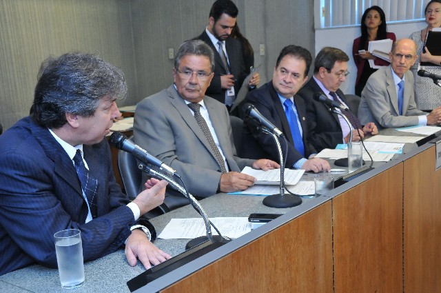 O deputado Antônio Jorge (à esquerda) havia apresentado pedido de vista ao projeto
