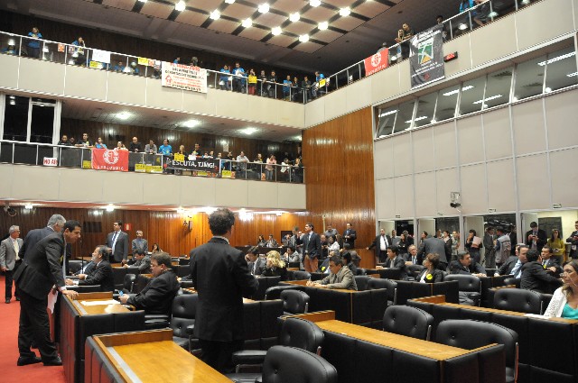 Os deputados de oposição ao governo questionaram o que eles classificam como uma mudança de postura dos parlamentares da situação
