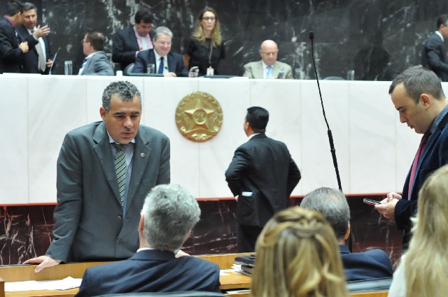 O projeto estabelece nova meta de resultado primário, passando de um superávit de R$ 913 milhões para um déficit de R$ 4,9 bilhões, em valores correntes