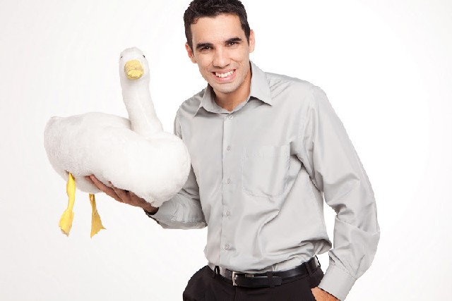 Humor interativo e de improviso é destaque no espetáculo do mágico