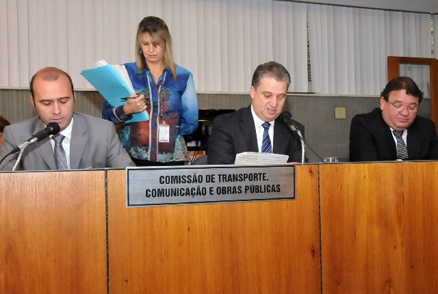 Deputado Adalclever Lopes (centro) foi o relator do PL 4.183/13