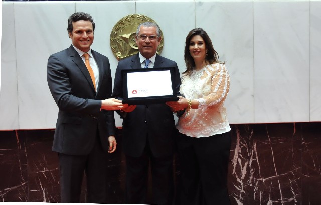 O deputado Fred Costa entregou placa alusiva à homenagem