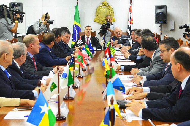 Deputados e presidentes de Legislativos estaduais participaram de debate sobre o pacto pelo fortalecimento da competência dos Estados