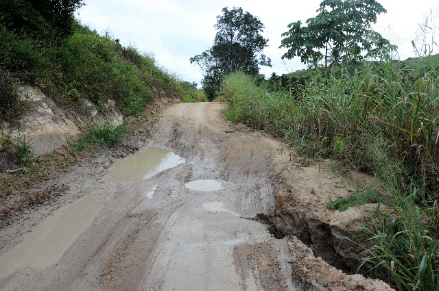 O trecho da rodovia LMG-718 que liga o município de Carlos Chagas ao distrito de Vila Pereira será contemplado pelo programa Caminhos de Minas