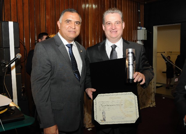 O presidente da associação, tenente-coronel PM Ailton Cirilo da Silva, entregou a homenagem ao presidente da ALMG, deputado Adalclever Lopes
