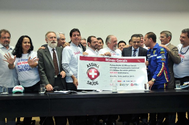 O deputado Dinis Pinheiro e representantes do Movimento Nacional em Defesa da Saúde Pública foram recebidos pelo presidente da Câmara dos Deputados, Henrique Alves