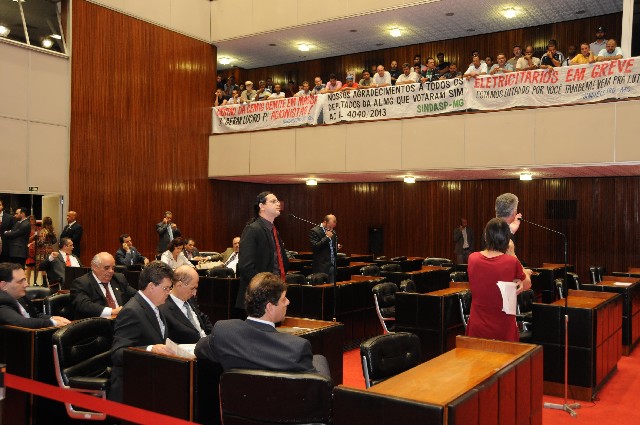 A proposição passou na forma do substitutivo nº 1 e com as emendas nºs 1 a 4