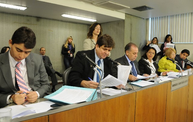 Deputados analisaram proposições nesta terça (1º)