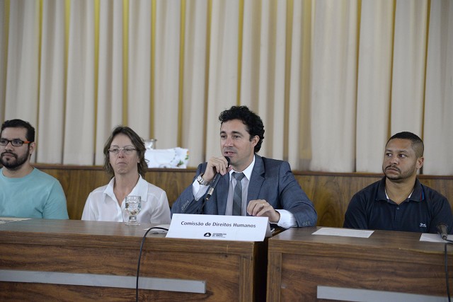 O deputado Cristiano Silveira (centro) relatou que a política é a foma de mudar o mundo