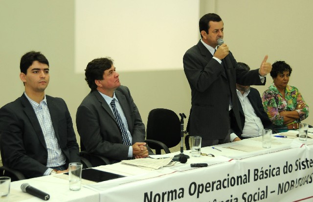 O secretário de Estado Cássio Soares, ao lado dos deputados André Quintão e Antônio Carlos Arantes