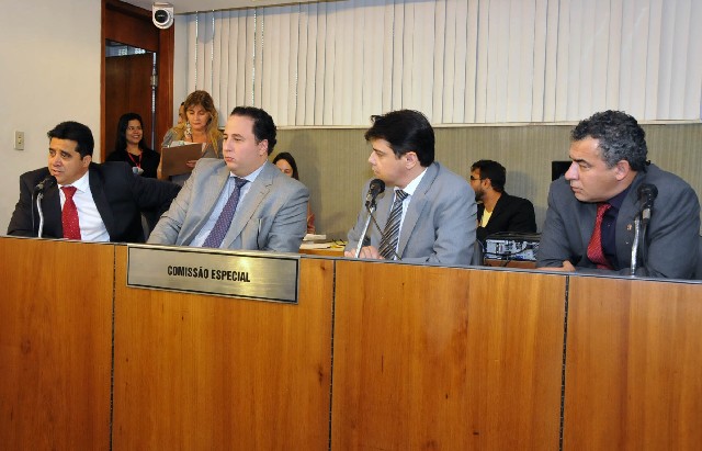 A PEC 6/15 acrescenta dois parágrafos ao artigo 136 da Constituição do Estado