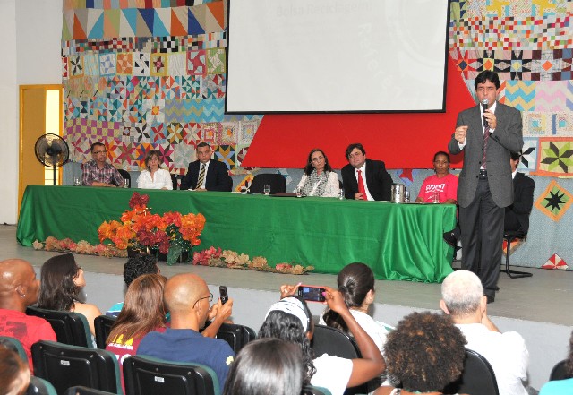 Encontro no Centro Mineiro de Referência em Resíduos marca o pagamento da primeira parcela do programa Bolsa Reciclagem