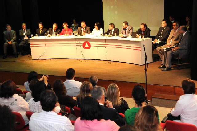 Reunião foi realizada na manhã desta quinta-feira (22), no Teatro