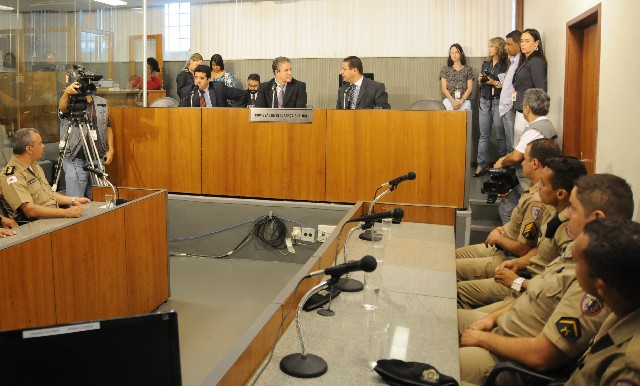 Comissão homenageou o trabalho dos policiais militares pela participação em operação que culminou na apreensão de drogas, armas, munições e veículos